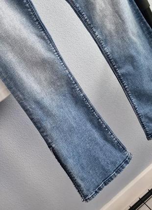 Голубые джинсы клеш с разрезами5 фото