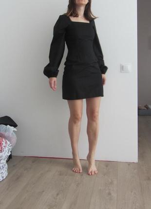 Коротка чорна сукня