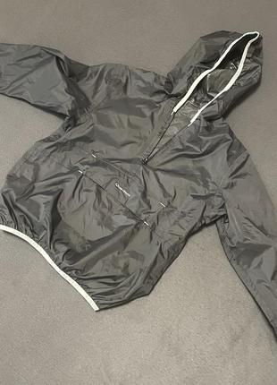 Стильная и легкая куртка анорак quechua, с карманом спереди