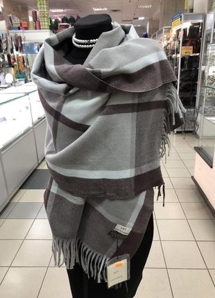 Тёплый шерстяной шарф палантин коричневого, серого цвета в клетку3 фото