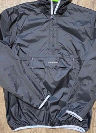 Стильна і легка куртка анорак quechua,з кишенею зпереду