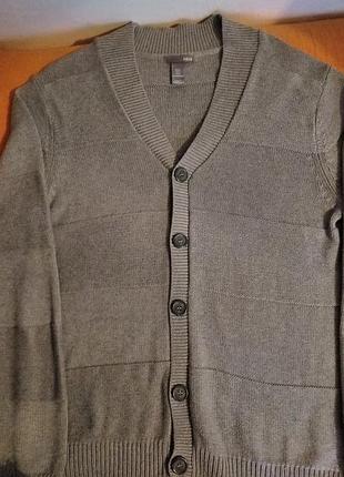 Сіра кофта від відомого бренду.