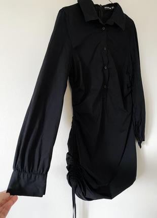 Чорне плаття-сорочка зі складкою prettylittlething10 фото