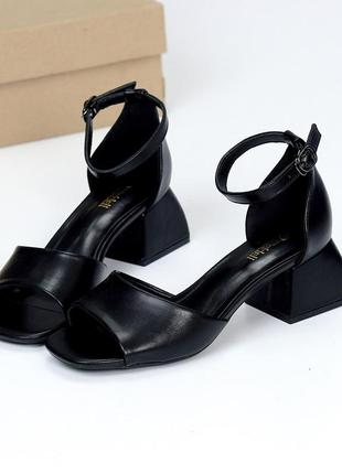 Комфортные женские босоножки черные, на каблуку широком, открытый носок квадратный, ремешок, закрыта5 фото