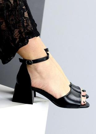 Комфортные женские босоножки черные, на каблуку широком, открытый носок квадратный, ремешок, закрыта7 фото