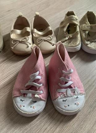 Взуття для дівчинки туфельки босоніжки балетки угги10 фото