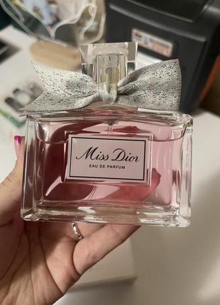 Продам духи dior miss dior 100 мл!!!! купили 28.02.24 в duty free,но запах не подошел поэтому продаю  чек сохранился,если вдруг надо