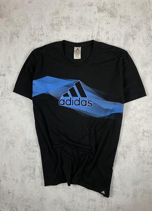 Стиль і видимість: чорна футболка adidas з синім логотипом
