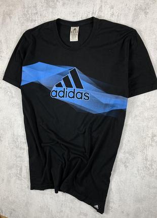Стиль и видимость: черная футболка adidas с синим логотипом4 фото