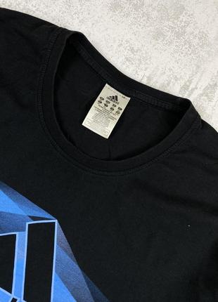 Стиль и видимость: черная футболка adidas с синим логотипом3 фото