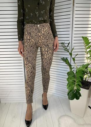 Джинси на високій талії в анімалістичний принт hm