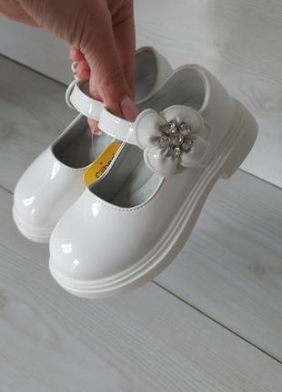 Білі лакові туфлі  для дівчинки4 фото