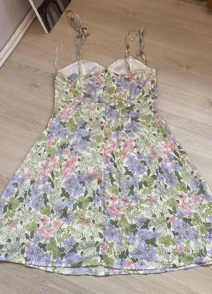 Актуальное платье мини, платье в цветочный принт, с завязками, стильное, модное, трендовое5 фото