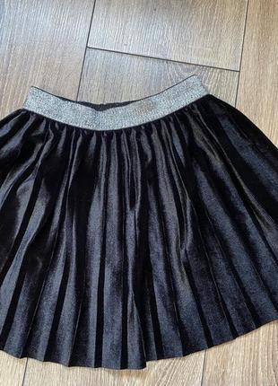 Черная велюровая юбка в складочку