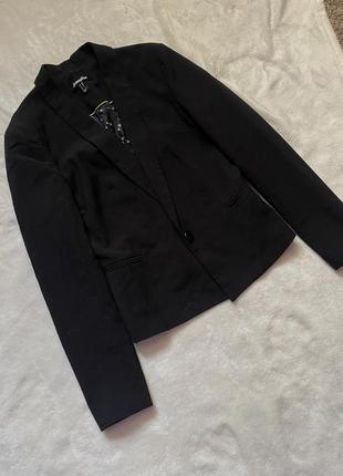 Короткий пиджак черный