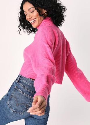 Пухкий короткий рожевий светр