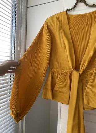 Яскрава помаранчева плиссированая блузка з глибоким вирізом2 фото