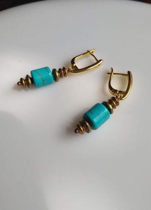 Підвісні сережки з бірюзою та металевими намистинами.