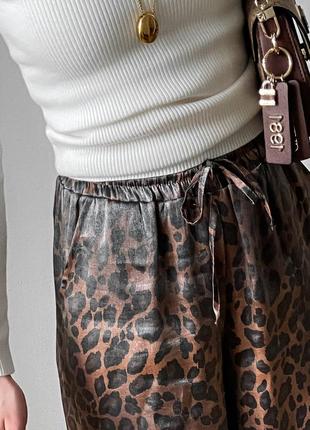 Трендовые леопардовые брюки свободного кроя из шелка9 фото