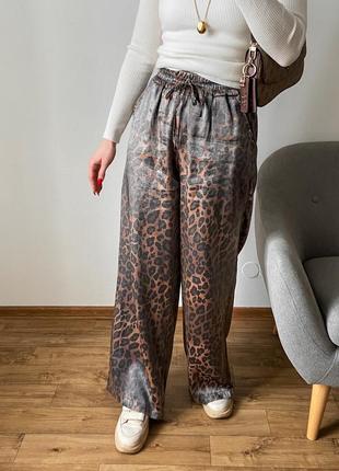 Трендовые леопардовые брюки свободного кроя из шелка4 фото