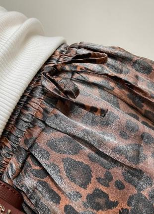 Трендові леопардові штани вільного крою із шовку10 фото