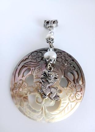 Натуральный резной перламутр и жемчуг "богатство и процветание" кулон№1