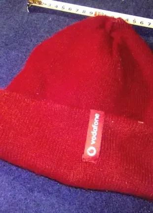 Червона шапка vodafone недорого1 фото