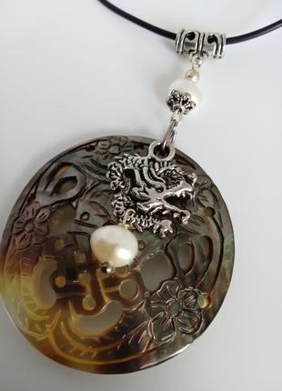 Натуральный резной перламутр и жемчуг "богатство и процветание" кулон№23 фото