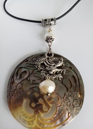 Натуральный резной перламутр и жемчуг "богатство и процветание" кулон№26 фото