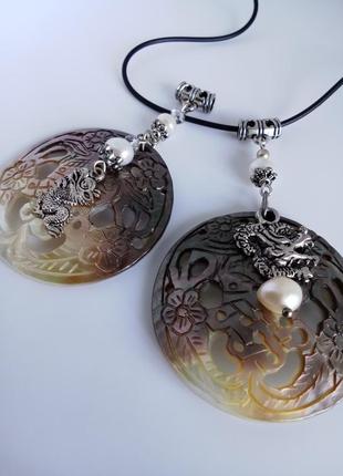 Натуральный резной перламутр и жемчуг "богатство и процветание" кулон№28 фото