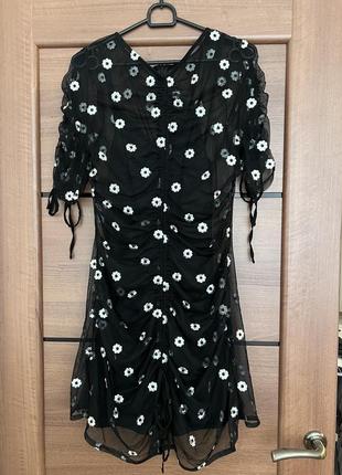 Черное мини платье из сеточки на подкладке с вышитыми цветами1 фото