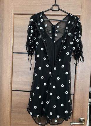 Черное мини платье из сеточки на подкладке с вышитыми цветами7 фото