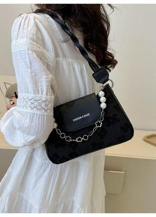 Черная женская сумка через плечо с жемчужной цепочкой клатч6 фото
