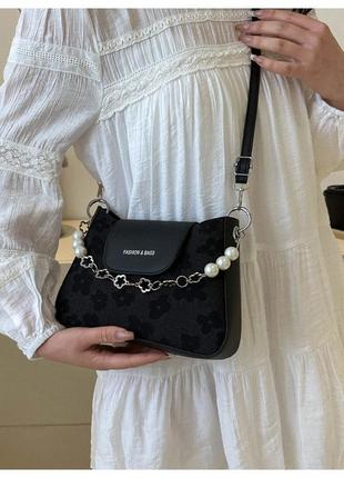 Черная женская сумка через плечо с жемчужной цепочкой клатч9 фото