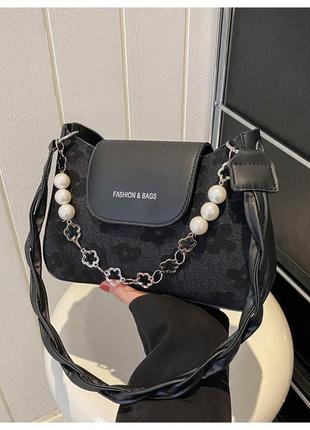 Чорна жіноча сумка через плече з перловим ланцюжком клатч