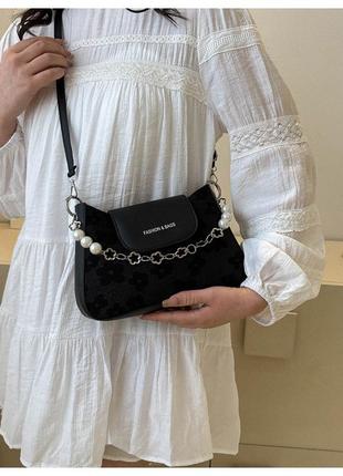 Черная женская сумка через плечо с жемчужной цепочкой клатч7 фото