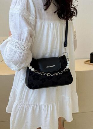 Черная женская сумка через плечо с жемчужной цепочкой клатч10 фото