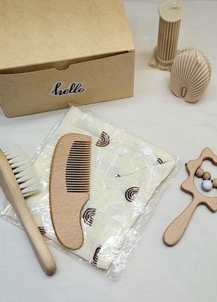 Чудовий babybox , слюнявчик, набір гребінець, брязкальце