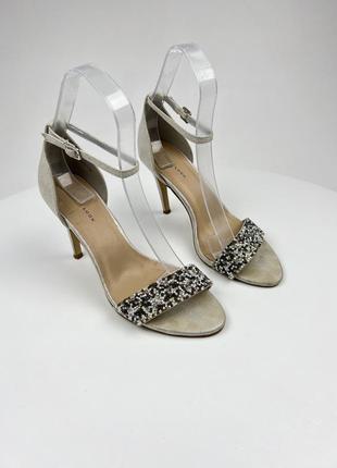 Женские босоножки на шпильке