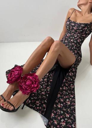 Летнее длинное платье с разрезами с открытыми плечами в цветочный принт в цветах10 фото