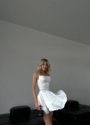 Шелковый комбинезон с открытой спинкой и завязками, мини длина шортами, белый малиновый стильный качественный трендовый1 фото