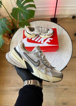 Женские кроссовки nike v2k run summit white metallic silver