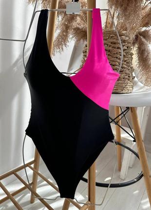 Яскравий суцільний купальник ❤️ чорний купальник з рожевою вставкою 💕1 фото