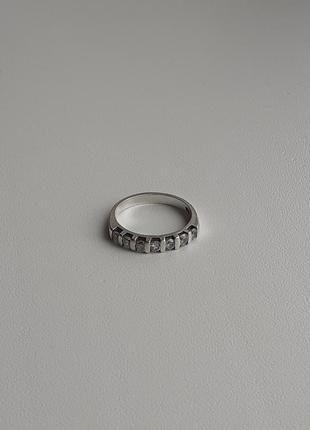 Серебряное кольцо с цирконами3 фото
