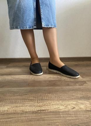 Шкіряні туфлі bata темно-синього кольору