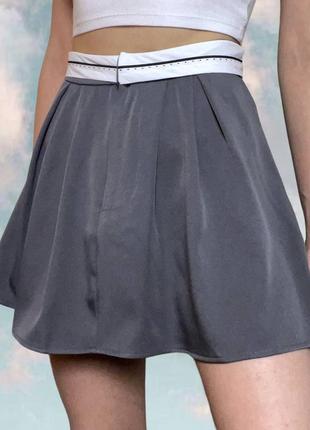 Короткая серая базовая юбка с белым поясом