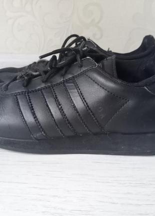 Кросівки adidas 34-35 розмір для двору.2 фото