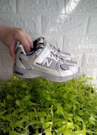 Серебристые кроссовки для мальчика3 фото