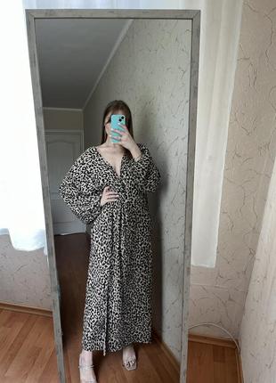 Крутое длинное плиссированное платье в леопардовом стиле
