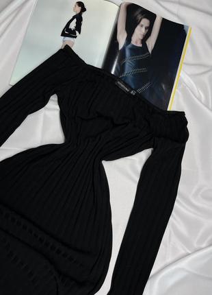 Черное базовое платье миди с разрезом и открытыми плечиками7 фото